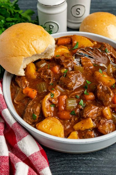 Slow Cooker Beef Stew Best Slow Cooker Beef Stew, Easy Slow Cooker Beef Stew, Slow Cooker Beef Stew Easy, Slow Cooker Recipes Beef Stew, Crockpot Recipes Beef Stew, Venison Steak, Beef Meals, Easy Beef Stew, Slow Cooker Stew