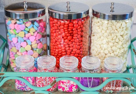 Valentine Coffee Bar Ideas, Cocoa Bar Ideas, Hot Cocoa Bar Ideas, Hot Cocoa Bar Christmas, Hearts Printable, Baking Station, Diy Coffee Station, Coin Café, Valentines Baking