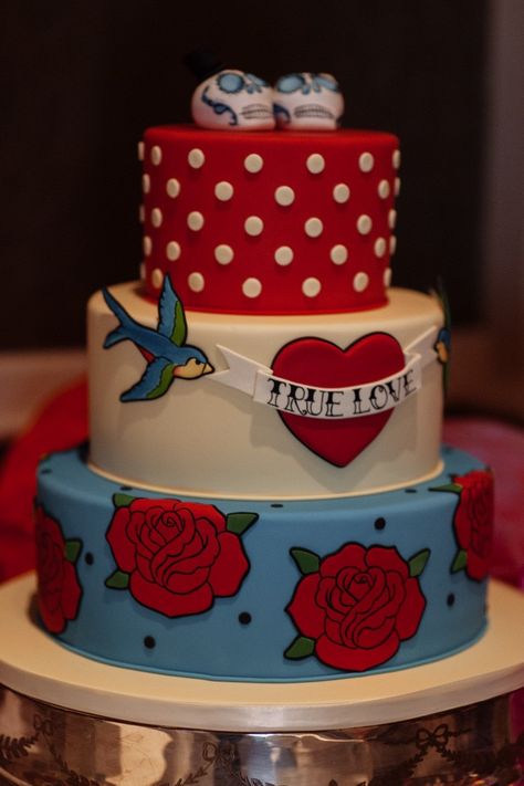 minus the skulls because that would be a little too much of a shock for my elders .... Rocker Wedding, Tattoo Cake, Rockabilly Party, Tattoo Wedding, Rockabilly Wedding, Rock N Roll Wedding, Diy Wedding Cake, Boda Mexicana, Amazing Wedding Cakes