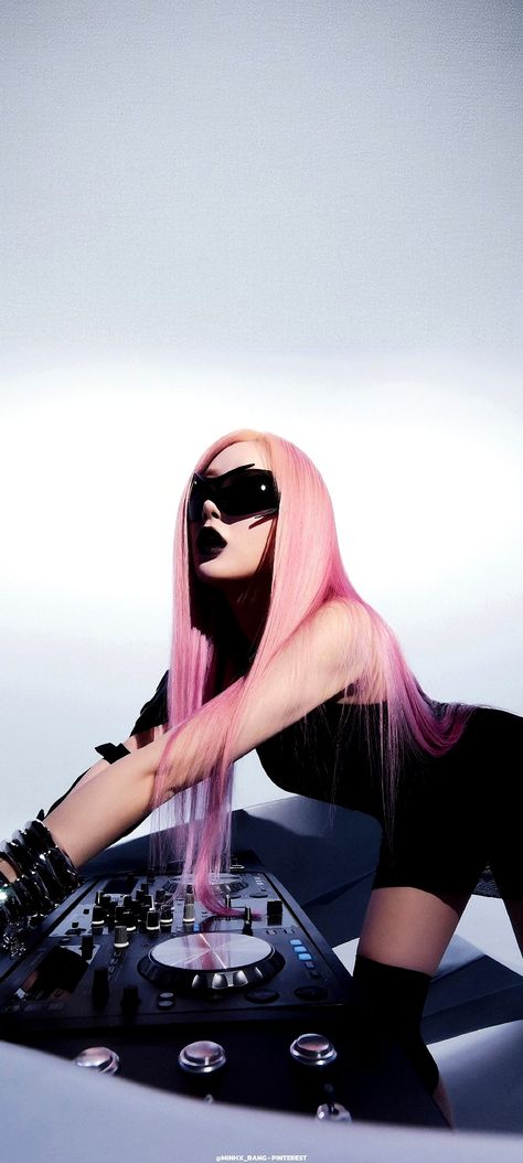 #LOCKSCREEN #WALLPAPERKPOP #AESPA #GISELLE_AESPA #AESPA #AESPAWHIPLASH Giselle Aespa, Whiplash, Iconic Photos, Black Mamba, Kpop Girl Groups, K Pop Music, Mini Album, Pink Hair, South Korean Girls