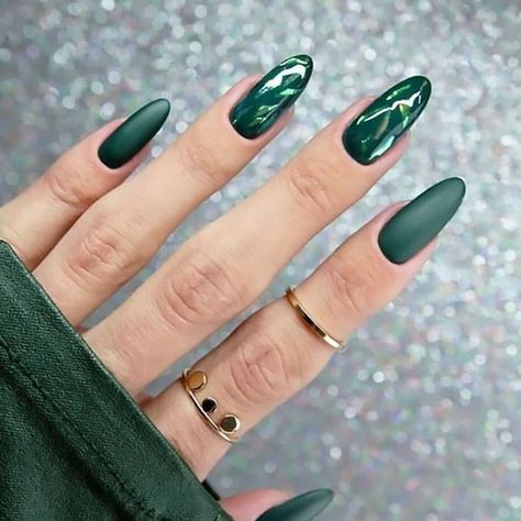 20 Green Nails Designs To Try in (2021) - The Trend Spotter Emerald Nails, Cute Nail Colors, French Pedicure, Gel Pedicure, Dark Green Nails, Green Nail Art, Nagellack Trends, Green Nail Designs, Easy Nails