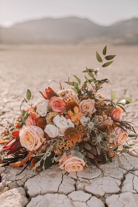 Boho Wedding Flowers, Nurnberg, Boho Bouquet, Wedding Flower Inspiration, Sunset Wedding, Desert Wedding, Wedding Flower Arrangements, Wedding Mood, Bride Bouquets