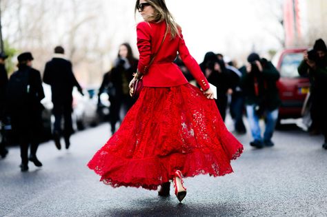 What it Really Takes to Get the Perfect Street Style Shot Woman In Red, Street Style 2016, Street Style Fall Outfits, Long Red Dress, Paris Fashion Week Street Style, Long Red, Street Style Inspiration, Skirt Outfit, Red Outfit