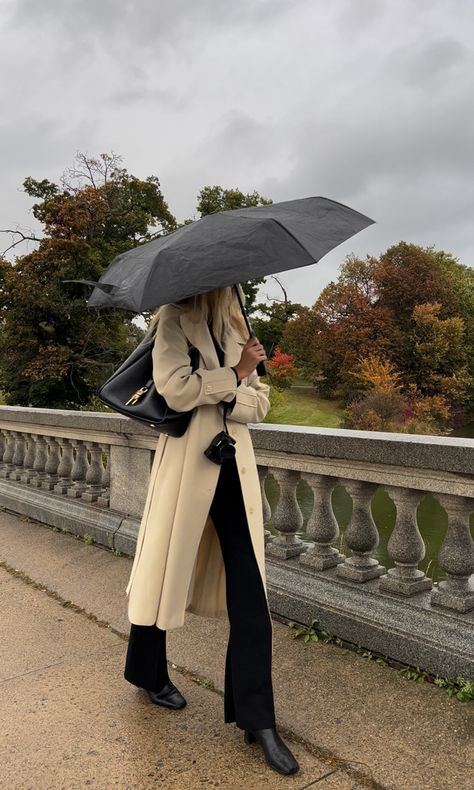 Rainy Day Aesthetic Outfit, Rainy Spring Outfit, Raining Day Outfit, Day Trip Outfit, Cozy Rainy Day Outfit, Rainy Day Outfit Ideas, Rainy Outfit, Rainy Day Outfits, Cozy Rainy Day