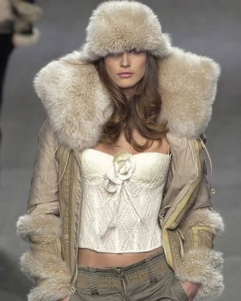 Runway Fashion Couture, Runway Outfits, Model Aesthetic, Ermanno Scervino, Fur Hat, Mode Inspo, 2000s Fashion, Mode Inspiration, Looks Vintage