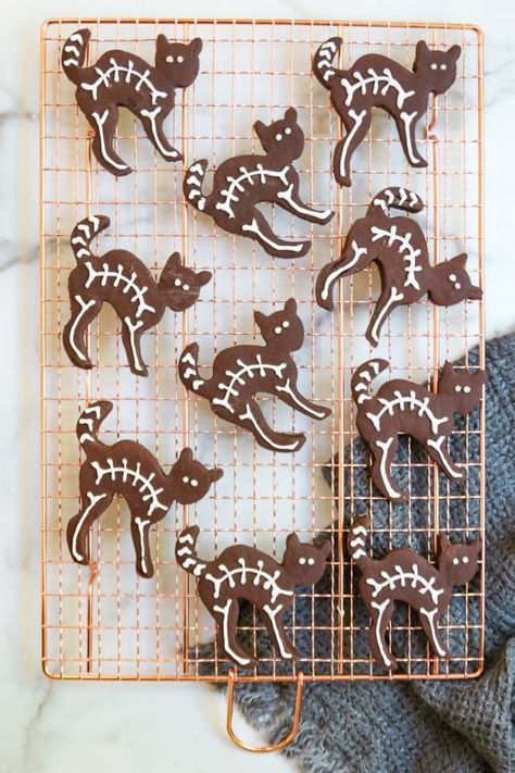 black cat skeleton halloween cutout cookies Halloween Cookies Recipes, Black Cat Skeleton, Skeleton Cookies, Halloween Cheesecake, Black Cat Cookies, Halloween Sugar Cookies Decorated, Halloween Snack Mix, Halloween Cookie Recipes, Fun Halloween Treats