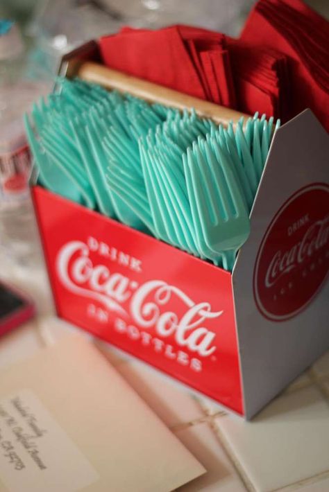 Retro holder for napkins & silverware 1950s Party Ideas, Grandpas Birthday, 50s Dance, Coca Cola Party, Vintage Party Theme, Fifties Party, 50s Theme, Grease Party, 50s Theme Parties