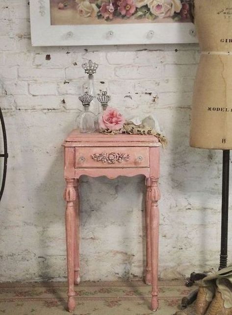 Chic Furniture Modern, Shabby Chic Francese, Camera Shabby Chic, Commode Shabby Chic, Shabby Chic Side Table, Diy Shabby Chic Furniture, Chic Chalet, Shabby Chic Decorating, Muebles Shabby Chic