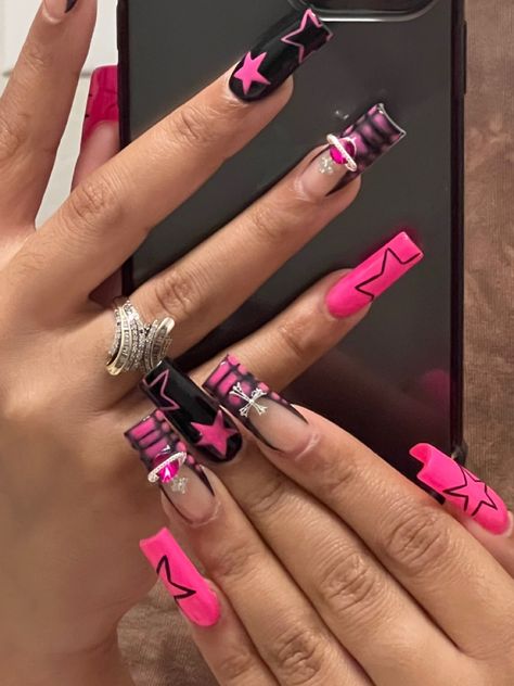 Acrylic Nails Ideas Black And Pink, Pink Nails Ideas Y2k, Y2k Pink Acrylic Nails, Star Black Nails Acrylic, Pink Nd Black Acrylic Nails, Pinks And Black Nails, Acrylic Nails Painting Ideas, Emo Long Acrylic Nails, Pink Nails Black Stars