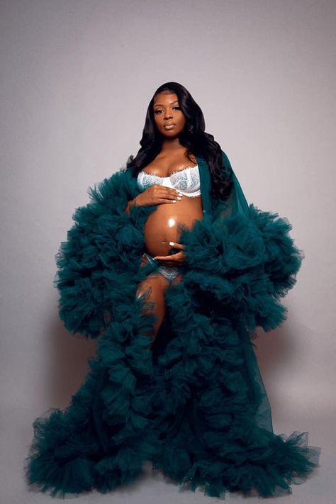 Pregnancy slay #pregnant #pregancyslay #fashion #pregancy #maternity Maternity Photography Outfits, Unique Maternity Photos, Photo Shoot Poses, Maternity Shoot Outfit, Maternity Picture Outfits, Maternity Studio Photoshoot, Pregnancy Photo Shoot, Cute Pregnancy Pictures, Maternity Photography Studio