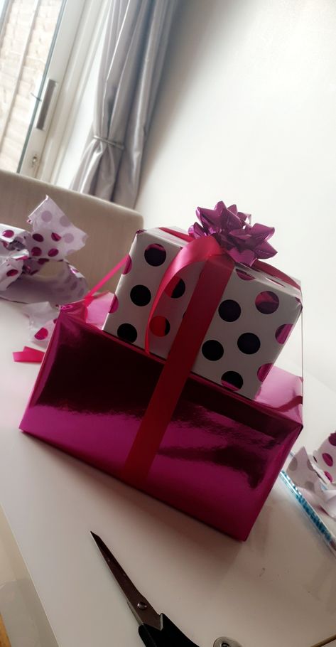 Pink gift wrapping ideas Big Present Wrapping Ideas, Cute Gift Wrapping Ideas For Birthday, Pink Gift Wrapping Ideas, Birthday Present Wrapping Ideas, Big Christmas Gift Ideas, Birthday Wrapping Ideas, Pink Gift Wrapping, Big Christmas Gifts, Cute Gift Wrapping Ideas