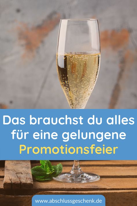 Sektglas und der Text "Das brauchst du alles für eine gelungene Promotionsfeier". Am unteren Bildrand steht www.abschlussgeschenk.de. Pilsner, Champagne Flute, Graduation Party, Beer Glasses, Promotion, Quick Saves