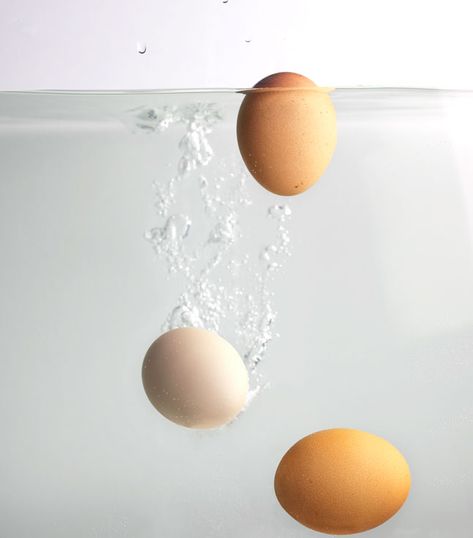 How to tell if an egg is fresh Egg Test For Freshness, Egg Test, Clever Kitchen Hacks, Egg Hacks, Dessert Original, Bad Eggs, Fresh Kitchen, Astuces Diy, Krazy Coupon Lady