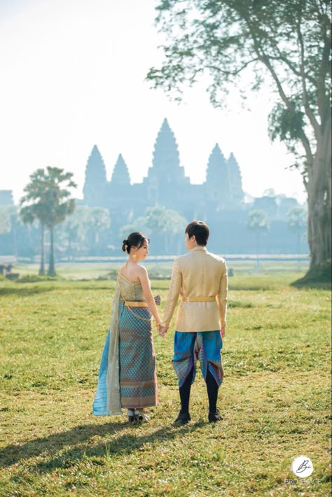 Prewedding Adat, Young Couples Photography, Thai Outfits, Costume Photoshoot, Cambodian Wedding Dress, Cambodian Wedding, Adat Jawa, Thai Wedding Dress, Traditional Attires