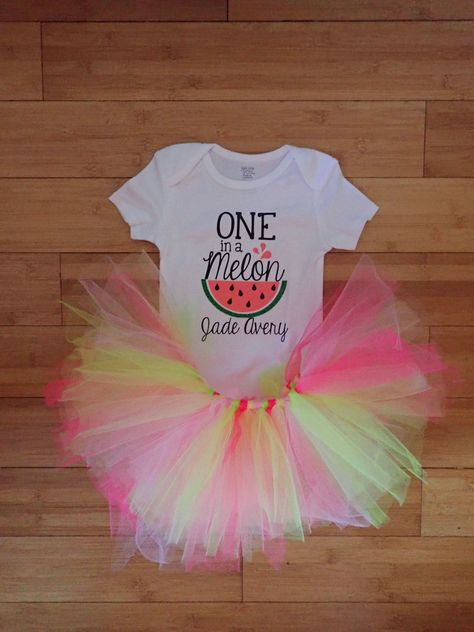 One In Melon birthday outfit Watermelon Birthday Party Theme, Watermelon 1st Birthday, Sofia Grace, Watermelon First Birthday, One In A Melon Birthday, Melon Birthday, Sweet One Birthday, Diy Halloween Dekoration, Watermelon Birthday Parties