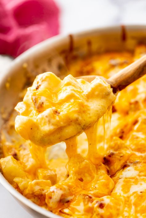 Cheesey Skillet Potatoes Skillet Cheesy Potatoes, Creamy Cheese Sauce, Meal Planning App, Potato Pasta, Iron Recipes, Skillet Dishes, Cheesy Potato, Skillet Potatoes, Skillet Recipes