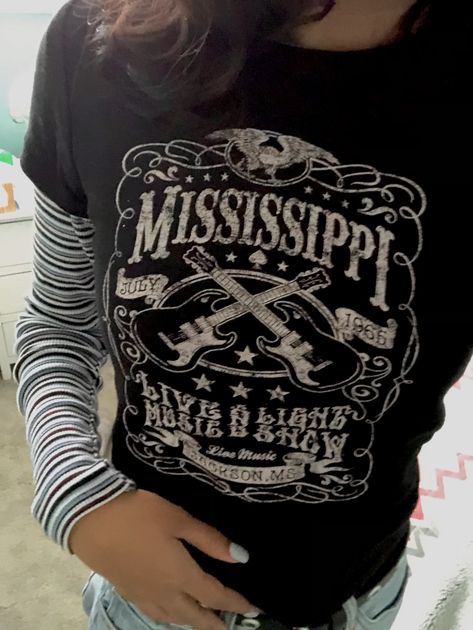 Tshirt Long Sleeve Layer, Layered Graphic Tee Outfit, Graphic Tee With Long Sleeve Underneath, Tee Over Long Sleeve, Tshirt With Long Sleeve Underneath, Long Sleeve Graphic Tees Outfit, Long Sleeve And T Shirt Layering, Long Sleeve Tshirt Outfit, Long Sleeve Under Shirt