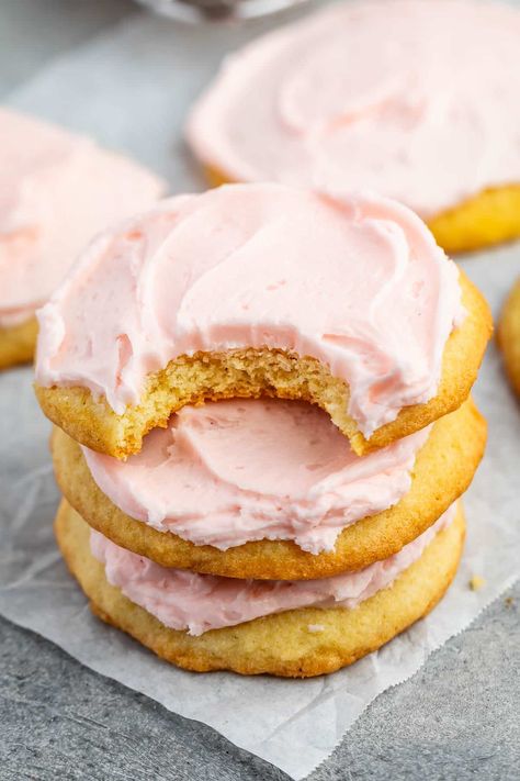 Copycat Pink Sugar Cookies Pink Sugar Cookie Recipe, Pink Sugar Cookies, Cookies Shop, Sugar Cookie Recipe Easy, Crumbl Cookies, Pink Cookies, Crock Pot Desserts, Vanilla Sugar Cookie, White Chocolate Chip Cookies