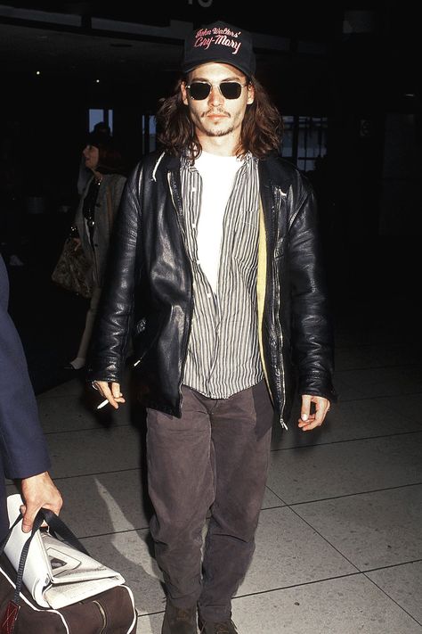 The Johnny Depp Look Book Rocker Men Style, Johnny Depp Style Clothes, Johnny Depp Outfits, Mens Rocker Style, Johnny Depp Fashion, 90s Streetwear Men, 90s Johnny Depp, Dv Survivor, Johnny Depp Style