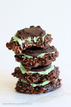 Fudgy Mint Chocolate No-Bake Cookies -- for Christmas, or whenever you need a mint chocolate fix! So easy! Chocolate No Bake Cookies, Dessert Aux Fruits, Desserts Vegan, Baking Recipes Cookies, Bake Cookies, Köstliche Desserts, No Bake Treats, How Sweet Eats, Eat Dessert