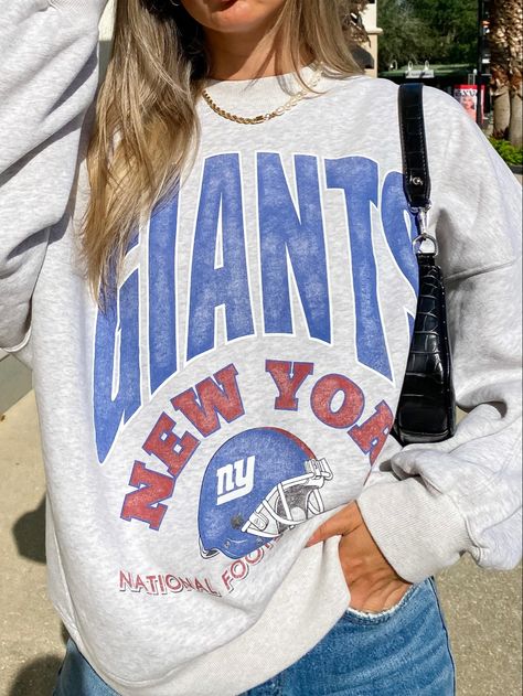 Fall outfit inspo, autumn outfit, comfy casual outfit, school outfit, 90s fashion, fall fashion trends, casual street wear style, giants sweatshirt, hoodie, oversized sweatshirt, baggy sweatshirt Sporty And Rich Graphic Design, 90s Fashion Fall, Casual Outfit School, Fall Fashion Trends Casual, Baggy Sweatshirt, Sweatshirt Street Style, Street Wear Style, New York Graphic, Outfit School