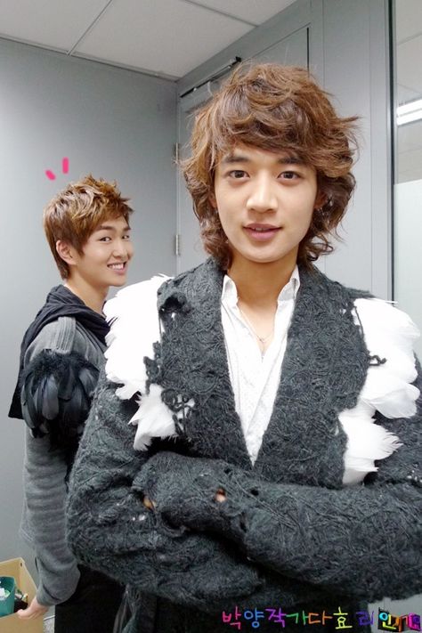 Onew and Minho... Onew photobombing Minho Shinee Ring Ding Dong, Ring Ding Dong, Minho Shinee, Shinee Debut, Shinee Onew, Onew Jonghyun, Shinee Minho, Shinee Jonghyun, Choi Min Ho