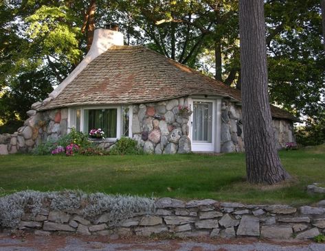 20th-Century Storybook Homes | Design for the Arts & Crafts House | Arts & Crafts Homes Online Fieldstone House, Charlevoix Michigan, Stone Homes, Mushroom Houses, Small Cabins, Cedar Shake Roof, Hut House, House Journal, Organic House