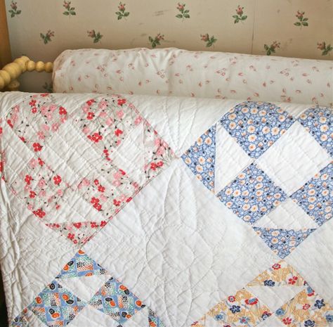 Susan Branch Blog, Susan Branch, Childrens Rooms, Vintage Quilts Patterns, Quilts Vintage, Jelly Roll Quilt Patterns, Country Quilts, Cozy Quilts, Pretty Quilt