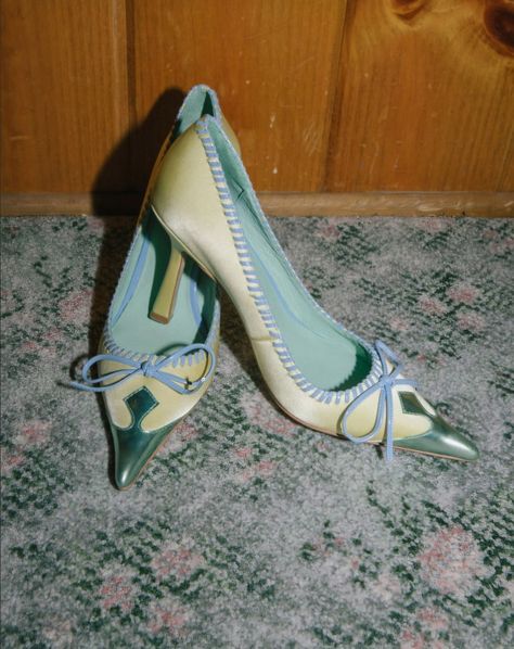 It Girl Shoes, Coquette Heels, Bow Aesthetic, Aesthetic Girly, Coquette Vintage, Fashion 90s, Vintage Coquette, Funky Shoes, Aesthetic Coquette