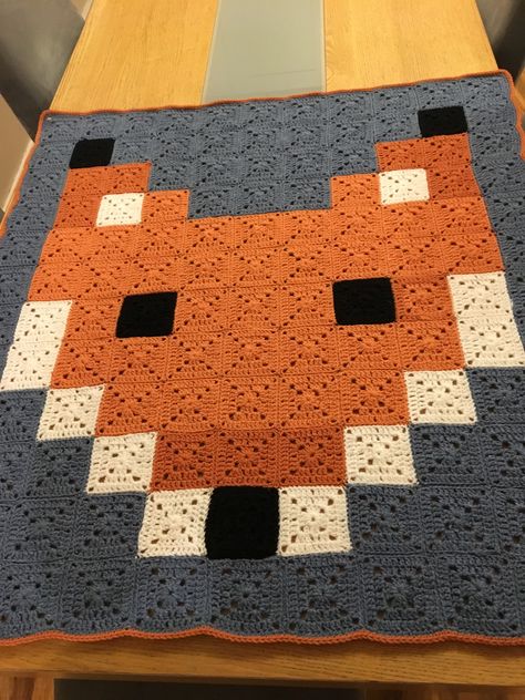 Fox pixel crochet Fox Crochet Blanket, Crochet Pixel Blanket, Random Crochet, Knitted Crafts, Pixel Crochet Blanket, School Artwork, Pixel Quilting, Fox Blanket, Crocheted Stuff