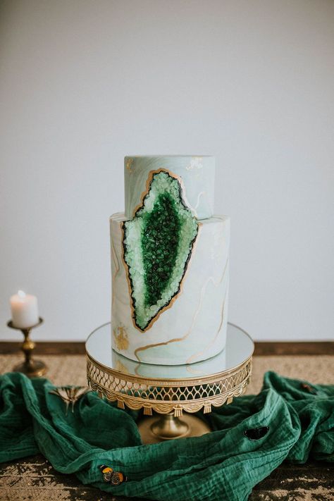 Geode Wedding Cake, Geode Cake Wedding, Green Wedding Cake, Geode Wedding, Geode Cake, Green Cake, Emerald Green Weddings, Buttercream Wedding Cake, Gateaux Cake