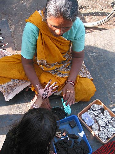 Mehndi stamps / Under a creative commons license when I pinned it Stamp Mehndi, Henna Stamps, Wooden Tables And Chairs, Block Printing On Fabric, Dreamy Makeup, Class Aesthetic, Indian Block Printing, Fabric Illustration, Fabric Stamp