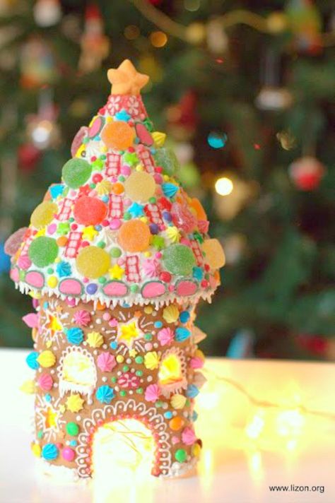 Magical and darling, this gingerbread house turret has been decorated whimsically with colorful candies - Lizon. #gingerbreadhouse #holidaybaking Gingerbread House Inspiration, Colorful Gingerbread House, Graham Cracker Gingerbread, Graham Cracker Gingerbread House, Gingerbread House Ideas, Cool Gingerbread Houses, Gingerbread Gifts, Gingerbread House Kits, Old Fashioned Candy