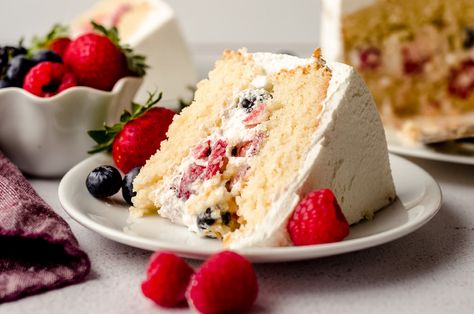 Berry Cake Milk And Berries Cake, Berry Cake Filling, Fresh Berries Cake, Simple White Cake, Berry Cake Recipe, Berry Filling, Berries Cake, Berry Chantilly Cake, Layer Cake Filling