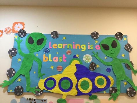 Alien Bulletin Board Ideas, Alien Bulletin Board, Robot Classroom, Classroom Display Boards, Space Theme Preschool, Space Classroom, Theme Preschool, Outer Space Theme, Alien Spaceship