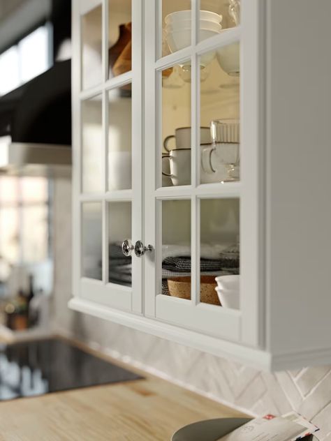 BODBYN: Enjoy a traditional kitchen all year round - IKEA Kitchen Glass Cabinet, Ikea Bodbyn Kitchen, White Traditional Kitchen, Ikea Kitchen Inspiration, Ikea Metod Kitchen, Wood Kitchens, Cabinets With Glass Doors, Off White Kitchens, Kitchen Guide