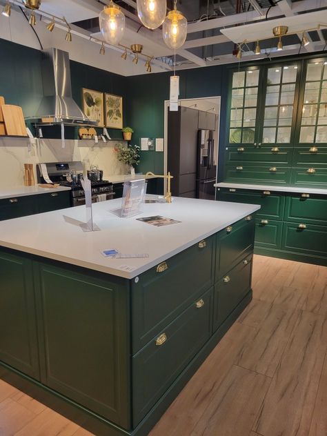 Emerald Green Cupboards, Racing Green Kitchen, Forest Green Kitchen Cabinets, Tiana Kitchen, Kitchen Cabinets Green, Green Kitchen Aesthetic, Green Kitchen Inspiration, Craftsman Style Kitchens, Glossy Kitchen