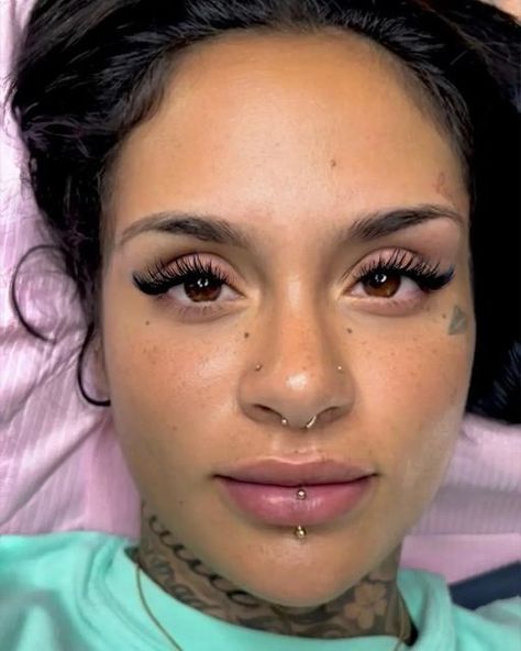 Feminine Facial Piercings, Lip Piercing Black Women, Kehlani Makeup, Fox Eye Lash Extensions, Piercings Women, Labret Vertical, Kehlani Parrish, Double Nose Piercing, Cute Nose Piercings