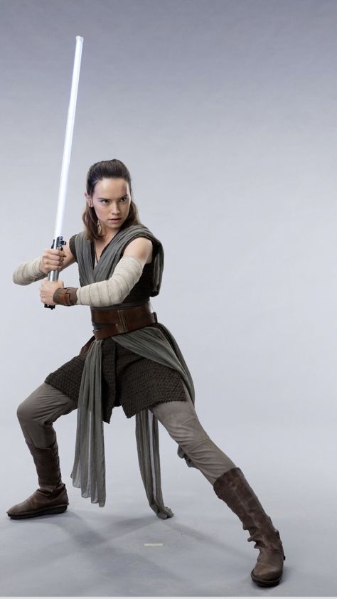 New Behind-the-Scenes The Last Jedi Photos of Rey Ray Star Wars, Disfraz Star Wars, Rey Costume, Jedi Outfit, Rey Cosplay, Star Wars Rey, Rey Skywalker, Fun Poses, Play Pretend