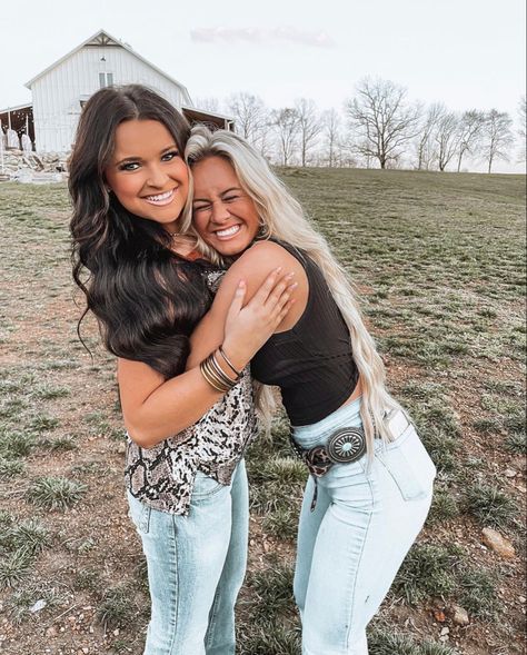 Amanda Simmons, Lazy Cute Outfits, Leah Fish, Bsf Pics, Bff Photos, Western Fits, Country Couples, Cute Country Outfits, Western Style Outfits