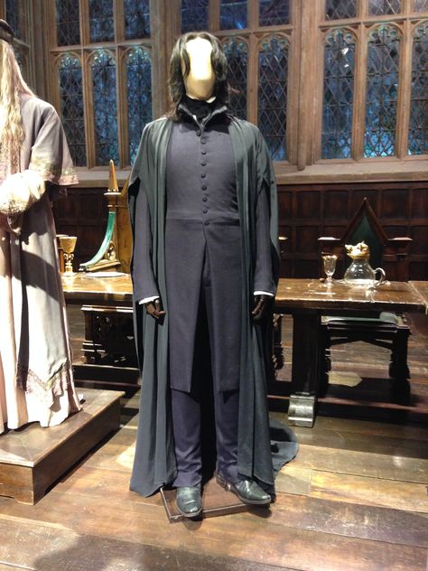 Professor Snape costume from the Harry Potter films Severus Snape Outfit, Severus Snape Costume, Snape Outfit, Snape Costume, Rogue Harry Potter, Harry Potter Movie Night, Harry Potter Professors, Professor Severus Snape, Harry Potter Severus