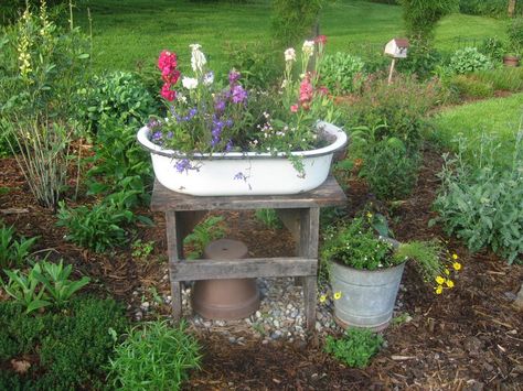 Garden Diy Decoration Ideas, Flea Market Gardening, Deco Champetre, Garden Junk, Vintage Garden Decor, Garden Containers, Garden Tours, Garden Cottage, Vintage Garden