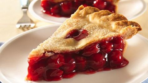 Just 4 ingredients and -- voila! -- Super Easy Fruit Pie Easy Fruit Pie, Fruit Pie Recipe, Cherry Pie Recipe, Pasta Fagioli, Pie Day, Chop Suey, Cherry Recipes, Fruit Pie, Fettuccine Alfredo