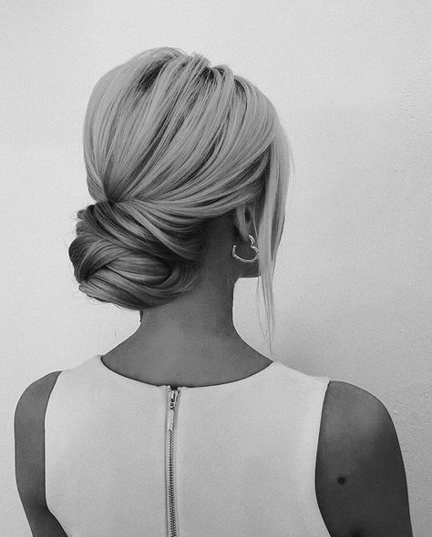 Loose bun at the nape of the neck Wedding Buns Low, Bridal Bun Pearls, Wedding Loose Bun, Classy Wedding Bun, Old Hollywood Waves Wedding Hair, Modern Updo Wedding, Bridesmaid Hair Inspiration, Elegant Wedding Bun, Simple Bun Wedding Hair