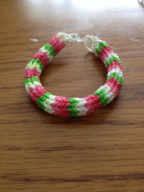 Hexafish rubber band bracelet. Band Bracelet Ideas, Rubber Band Bracelet Ideas, Loom Band Bracelets, Bands Bracelets, Rubber Band Crafts, Rainbow Loom Rubber Bands, Rainbow Loom Patterns, Rainbow Loom Designs, Rainbow Loom Bands