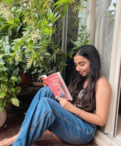 Dimple Ahuja Mismatched, Book Pose, Simple College Outfits, Prajakta Koli, Nerd Aesthetic, Poses Women, Western Wear Outfits, College Outfit, Study Board