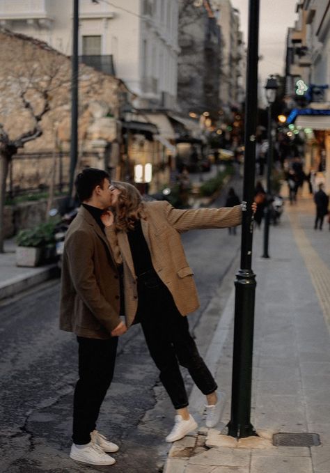 Dylan Fox Photography, Couple Street Photography Ideas, Couple Photoshoot Paris, Cute Aesthetic Couple Pictures, Loving Couple Photoshoot, Couples City Photography, Street Couple Photoshoot, Lovestory City, Couple City Photoshoot