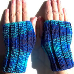 Diy Crochet Gloves, Knitting Gloves Pattern, Fingerless Gloves Knitted Pattern, Knitted Wrist Warmer, Glove Pattern, Knitting For Charity, Crochet Patterns Free, Gloves Pattern, Fingerless Mitts