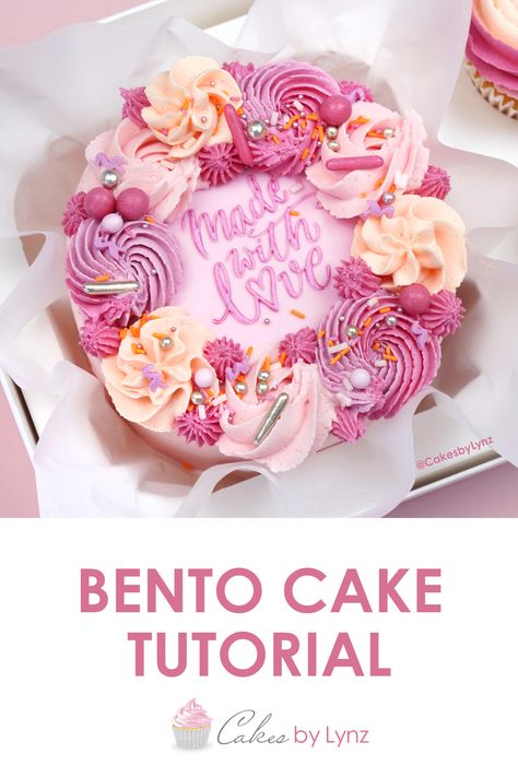 How to make a mini bento lunchbox cake tutorial Small Individual Cakes Ideas, Piping Buttercream Roses, 4 In 1 Bento Cake Design, Mini Buttercream Cakes, Easy Bento Cake Design, Cake Bento Box Ideas, How To Make Bento Cake, Bento Cake Box Ideas, Bento Box Cake With Cupcakes