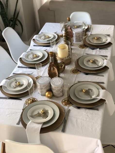 Beige Tablescape, Table Set Up, Brown And Beige, Farmhouse Dining Room, Farmhouse Dining, Dinner Table, Dining Table Setting, Tablescapes, Table Settings